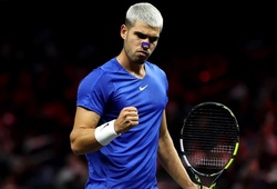 Carlos Alcaraz cùng Roger Federer và Novak Djokovic tạo nên câu lạc bộ hiếm hoi vô địch trên 4 mặt sân quần vợt