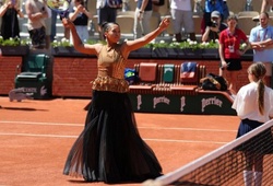 Giải quần vợt Pháp Mở rộng 2026: Naomi Osaka gây chú ý bằng trang phục đính kim sa trước khi vào vòng 2