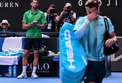 May mắn thắng nhờ đối thủ chấn thương, Djokovic vào bán kết quần vợt Úc mở rộng và phá kỷ lục của Federer