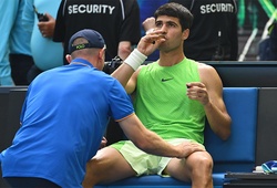 Zverev nổi đóa, tố Alcaraz "chơi chiêu" để thắng trận bán kết dài nhất tại giải quần vợt Australian Open 2026