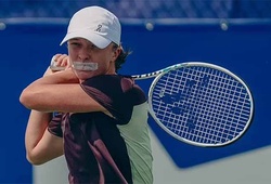 Số 1 thế giới nữ Iga Swiatek gây sốc khi bịt miệng tập luyện chuẩn bị cho Canadian Open