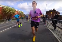 Chàng trai lập kỷ lục thế giới chạy marathon dưới 3 giờ bằng “dép sục” Crocs