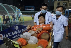 Nhập viện khẩn cấp, cầu thủ Bình Định vẫn chưa xác định mức độ chấn thương