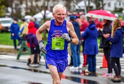 Cụ ông 73 tuổi lập kỷ lục thế giới chạy 50km