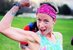 Cô gái lập kỷ lục thế giới chạy 106 marathon 106 ngày liên tiếp dù rạn xương đầu gối
