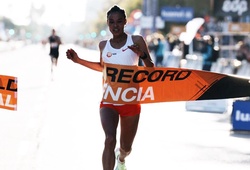 Người phụ nữ đầu tiên trên thế giới chạy bán marathon dưới 63 phút