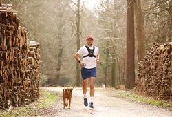 Thử thách 200 marathon trong 100 ngày của chàng trai chạy 42km khắp thế giới