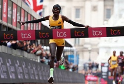 Ngôi sao điền kinh Kenya phá kỷ lục thế giới chạy 42,195km “toàn nữ” tại London Marathon 2024