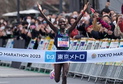 Cô gái châu Phi nặng 45kg vô địch giải chạy nhãn bạch kim Tokyo Marathon 2023