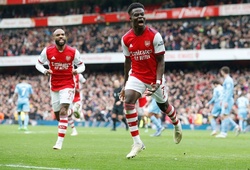 Saka giúp Arsenal chấm dứt 560 phút đau khổ trước Man City