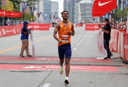 Chàng trai ít tên tuổi bất ngờ đăng quang Chicago Marathon 2021