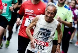Cụ ông 90 tuổi chạy trên cung đường marathon nguyên thủy