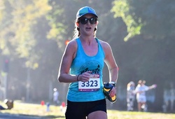 Nữ VĐV “ị đùn” khi chạy marathon vẫn lập kỷ lục cá nhân sau một năm sinh con