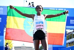Cô gái Ethiopia phá sâu kỷ lục thế giới chạy 42,195km tại Berlin Marathon 2023