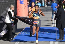 Cô gái khiếm thị chạy bán marathon với thông số đáng kinh ngạc