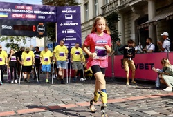 Cô bé 12 tuổi mất chân vì đạn pháo Nga tấn công, chạy bằng chân giả tại giải bán marathon Ukraine