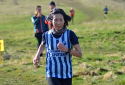 “Bà cụ sung” 70 tuổi lập kỷ lục chạy marathon 3 giờ 25 phút