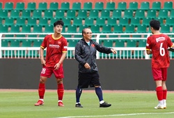 Biểu cảm đối lập của HLV Park Hang Seo và các cầu thủ ĐTVN trong buổi tập đầu tiên