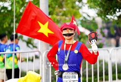 Ông bố 40 tuổi mặc trang phục “Siêu Nấm Mario” chinh phục giải chạy BaDen Mountain Marathon