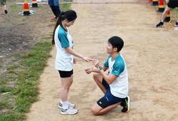 Đi chạy có vợ: Màn cầu hôn dễ thương tại giải chạy marathon Quảng Bình