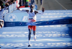 Không phá kỷ lục thế giới chạy 42,195km, Eliud Kipchoge vẫn đi vào lịch sử Berlin Marathon