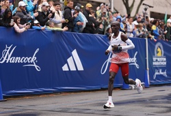 “Vua marathon” Eliud Kipchoge nhận thất bại thứ ba trong suổt 10 năm chạy 42km
