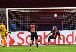 Hậu vệ bất đắc dĩ của Liverpool giải vây ngoạn mục trước Ajax