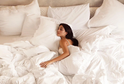 Bạn gái Ronaldo khoe chiếc giường thần kỳ làm chậm lão hóa