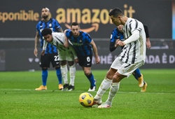 Xem Ronaldo phản ứng khi bị thay thế sau cú đúp cho Juventus