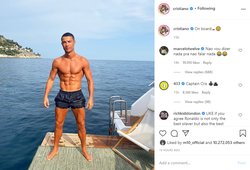 Ronaldo khoe thân hình “đẹp như tạc tượng” trên du thuyền