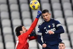 Ronaldo lại gây kinh ngạc với cú bật nhảy “phi lý”