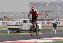 Cựu vô địch F1  Fernando Alonso chuẩn bị trở lại bằng tình huống oái oăm: Đua xe vô địch, đạp xe nằm viện!
