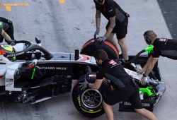 Đội đua F1 Haas gặp rắc rối: Xe có sẵn, nhưng không lắp máy vào được!