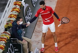 Đừng như thói quen: Djokovic lại đánh bóng trúng đầu trọng tài biên ở Roland Garros