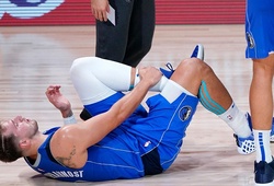 Luka Doncic lật cổ chân, cố gắng trở lại sân nhưng không thể tiếp tục thi đấu
