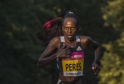 Đồng hương Eliud Kipchoge phá kỷ lục thế giới bán marathon nữ