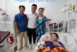 Quang Hải tặng quà "fan nhí" đang điều trị trên giường bệnh