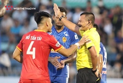 Trọng tài bị phản ứng quyết liệt trận Quảng Nam vs Bình Dương