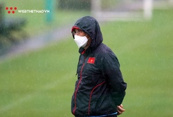 HLV Park ngâm mình dưới mưa, chỉ đạo U22 Việt Nam tập luyện