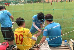 Va chạm với đồng đội, tuyển thủ U22 Việt Nam chấn thương 