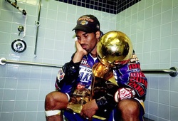 Lý do đau lòng đằng sau tấm ảnh Kobe Bryant buồn bã hậu chức vô địch NBA 2001