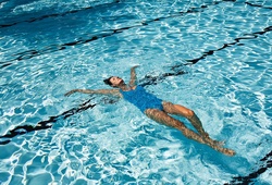 Kỹ thuật nổi trên mặt nước không cần cử động cho người mới học bơi