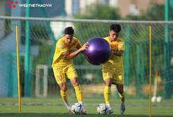 U22 Việt Nam hứng khởi tập luyện với quả bóng "khổng lồ"