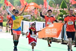 Những màn hóa trang “đốt cháy” đường chạy marathon núi Bà Đen Tây Ninh