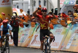 Huỳnh Thanh Tùng ăn mừng đầy cảm xúc khi nhất chặng 13 giải xe đạp HTV Cup 2023