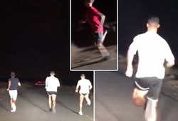 NHM phát sốt với video Cristiano Ronaldo chạy trong đêm trên sa mạc cùng con trai