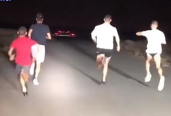 Tránh nóng sa mạc Dubai, dàn siêu xe rọi đèn sáng để Ronaldo tập chạy trong đêm
