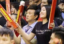 Nghệ sĩ Chí Tài bất ngờ đến xem Saigon Heat: Mấy chục năm mê bóng rổ, giờ mới được đi xem trực tiếp!