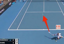 Dan Evans trả bóng "như có mắt sau lưng", gây bão dư luận trước thềm Australian Open 2019