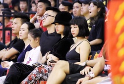 Diễn viên, ca sĩ Miu Lê diện giày độc, cùng bạn trai "gymer" đến cổ vũ Saigon Heat